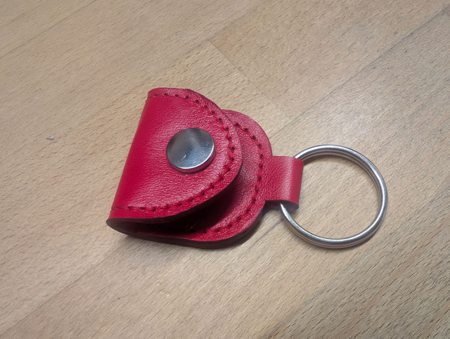 Porte-clés avec étui pour médiator.