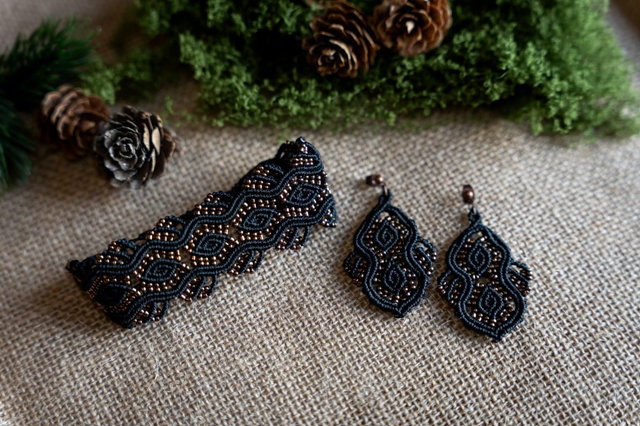 Parure de bijoux en micro-macramé noir et perles bronze 