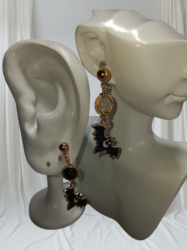 Boucles d’oreilles puces avec charmes noirs