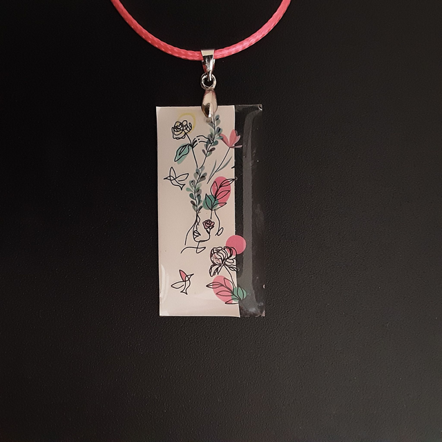 Pendentif petit rectangle collection floral avec décor de roses légères  et romantiques sur fond blanc