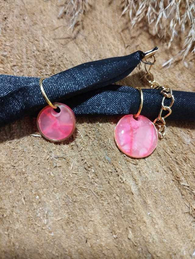 Bracelet en satin noir avec médaille artisanale 