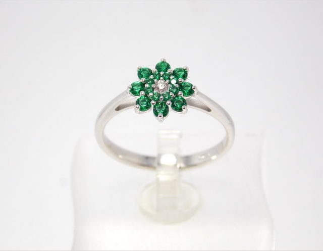 GADV anello a fiore con smeraldi e diamante