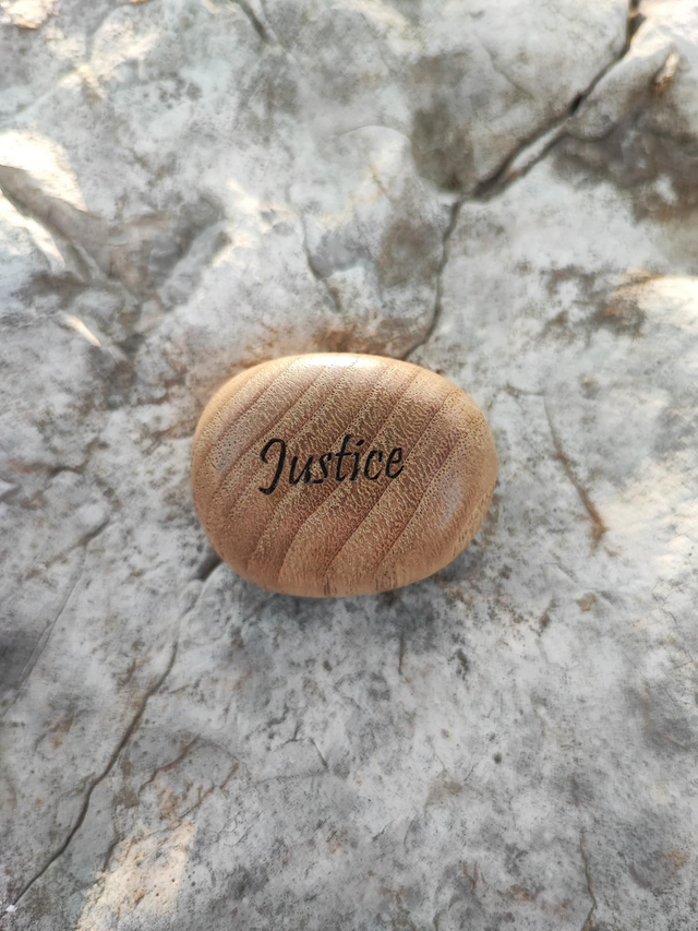 Caillou en Bois de Châtaignier "Justice"