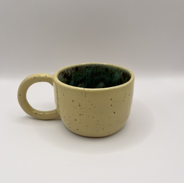 Mały kubek z dużym uchem