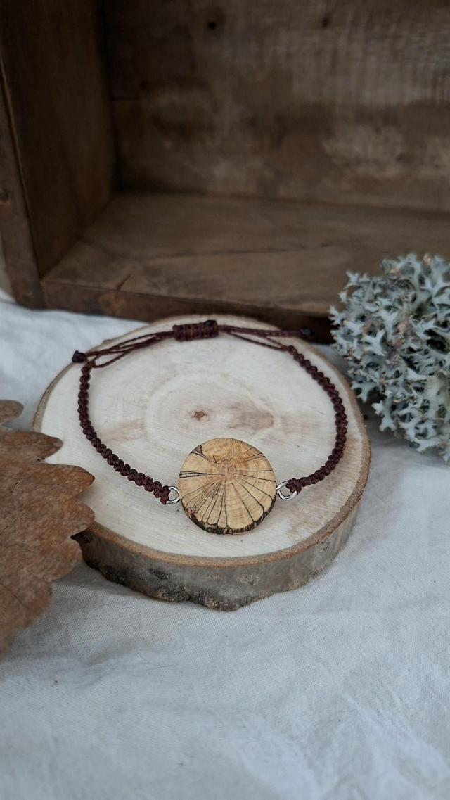 Handgeknüpftes Armband mit Holzscheibe