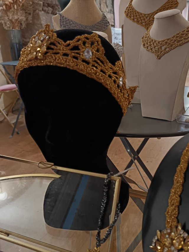 Couronne dorée avec strass 