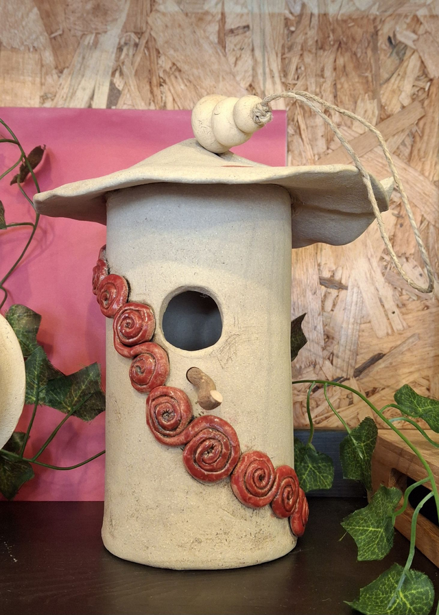 Nichoir cylindrique rouge