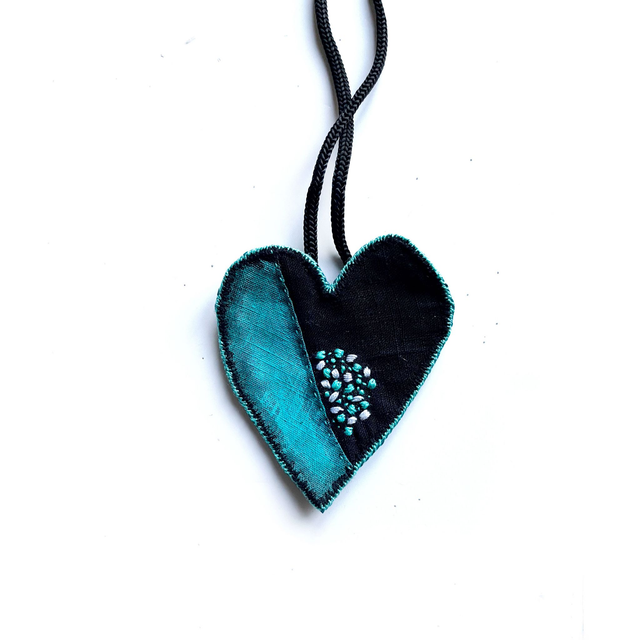 Cœur noir et turquoise brodé main