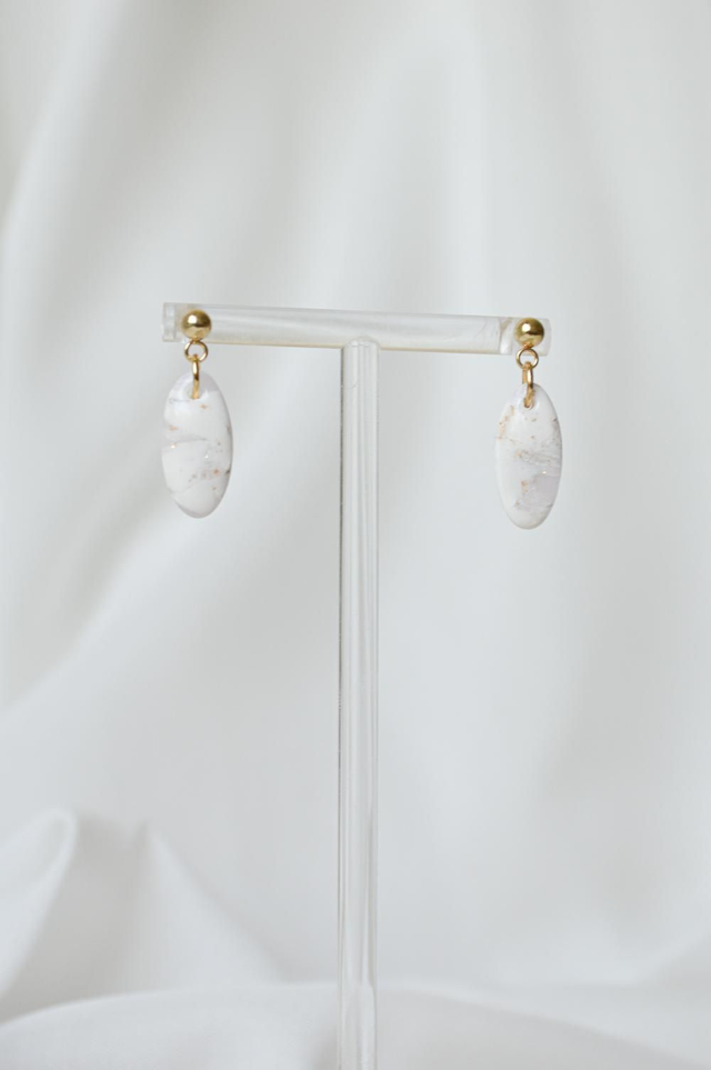 Poročna Kolekcija 2025 - Bele marmorne kapljice na pozlačeni osnovi