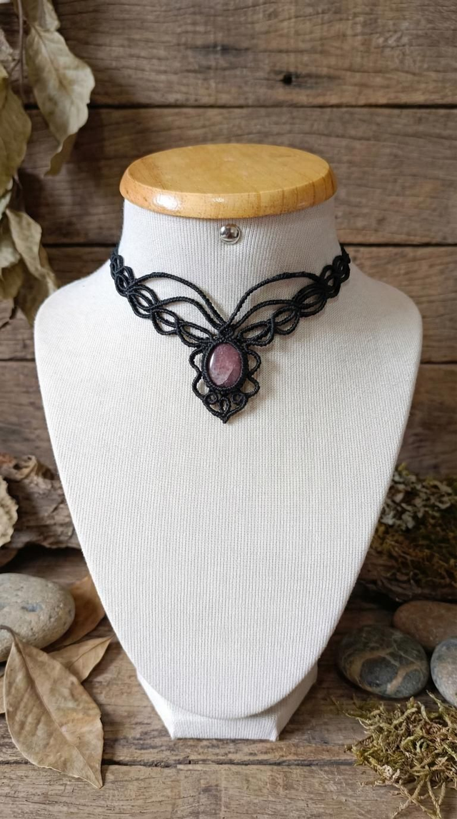 Colar em macramê com pedra de quartzo rosa