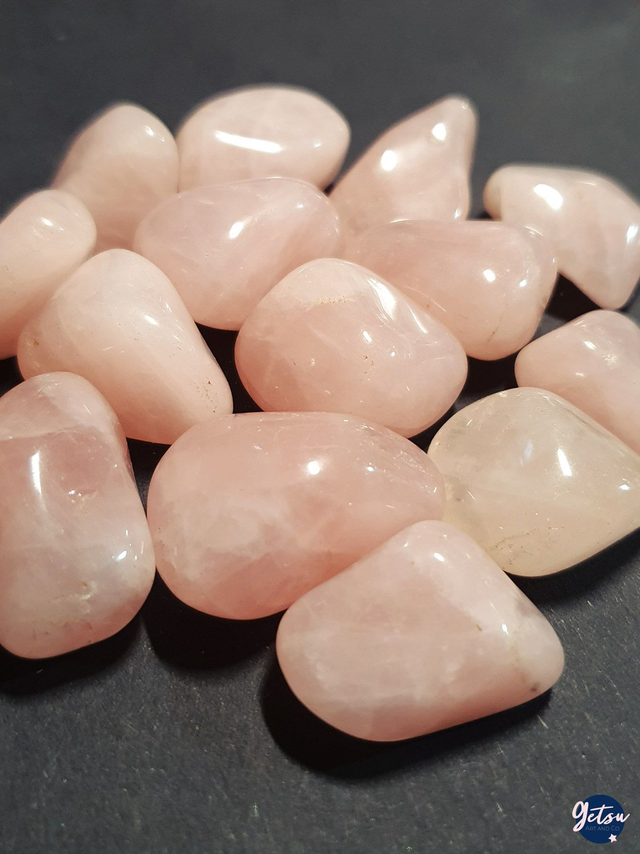 Pierre roulée de quartz rose