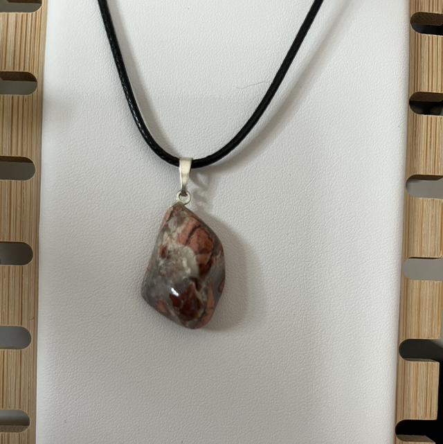 Pendentif jaspe brechique 