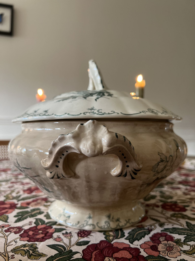 PAVOTS - La grande soupière modèle Pavots signée Choisy le Roi - Terre de Fer