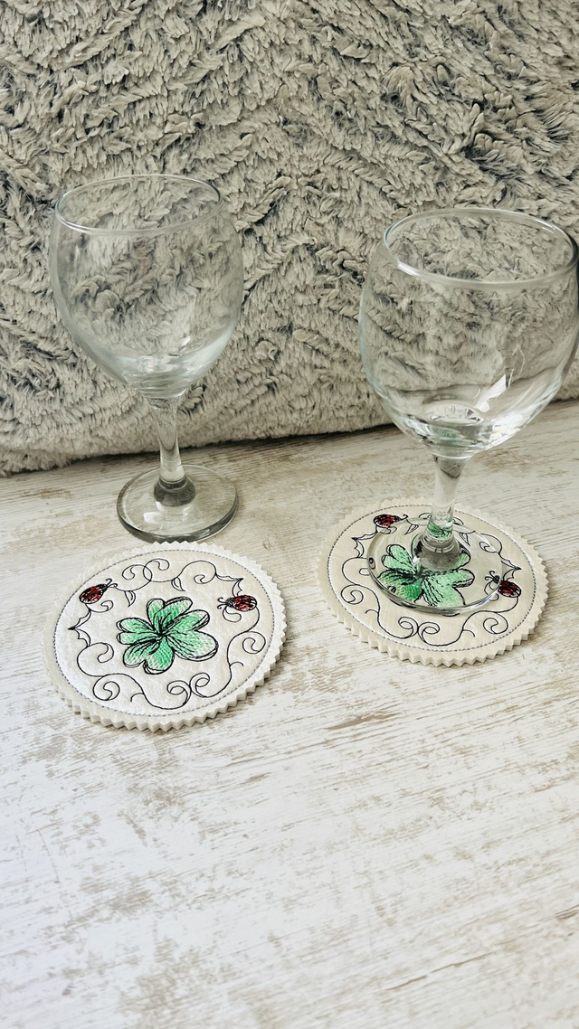 Sous-verres "fleuris" simili-cuir, la paire