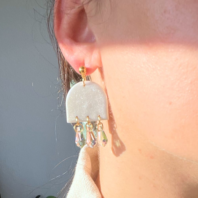 Boucles pendantes blanches perlées