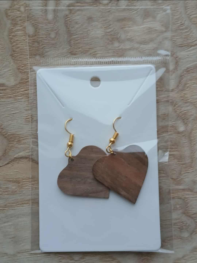 Boucles d’oreilles cœur en bois – Placage noyer naturel