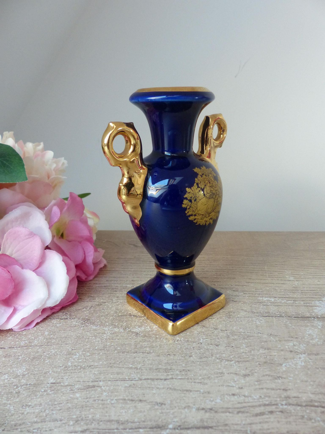 Petit vase en porcelaine de Limoges France bleu cobalt décor scène galante, vase romantique décoration chambre, cadeau couple union mariage