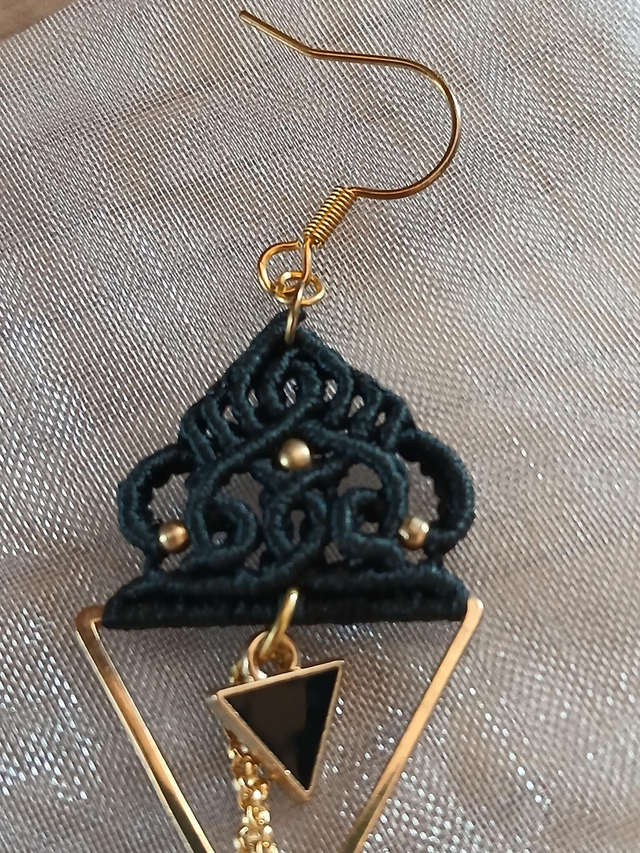 Boucles d’oreilles pendantes triangle en macramé noir et perles dorées – Style bohème chic