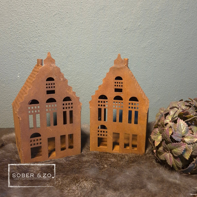 Metalen huisje roest S