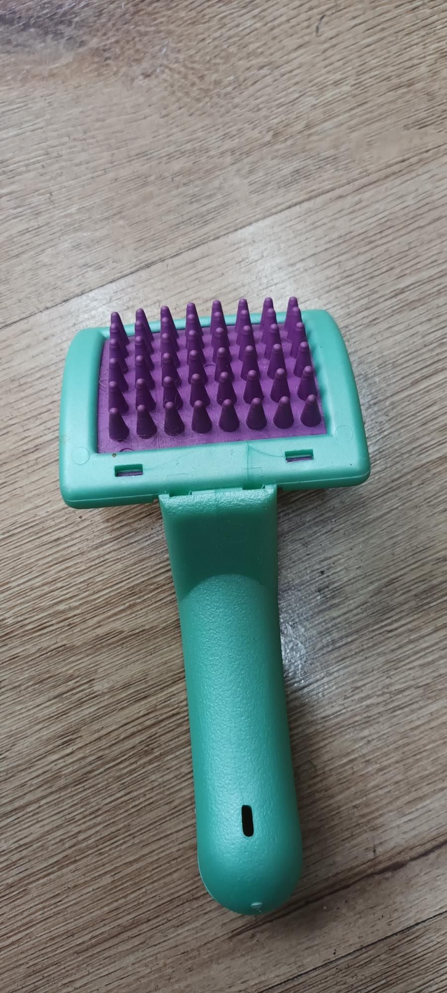 Small rubber slicker brush 