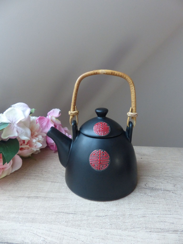 Service à Thé Rouge et Noir en Céramique – Théière avec Anse en Bois et 4 Tasses – Inspiration Chinoise – Ambiance Zen et Cadeau Bien-Être