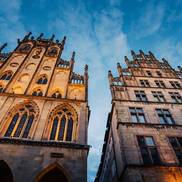Rathaus und Stadtweinhaus von unten