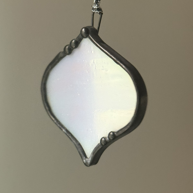 Iridescent white decoration 