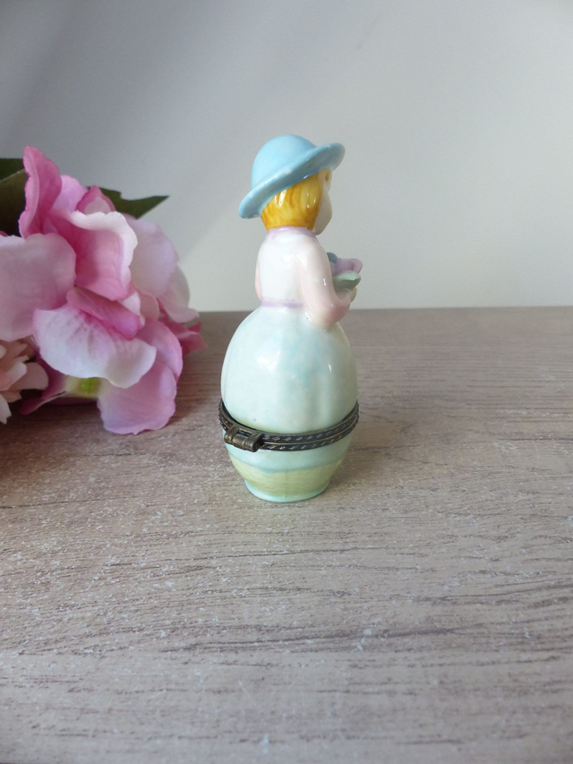 Pilulier ou petite boite à bijoux articulée femme jardinière aux fleurs vintage, petite boite décoration chambre, cadeau maman