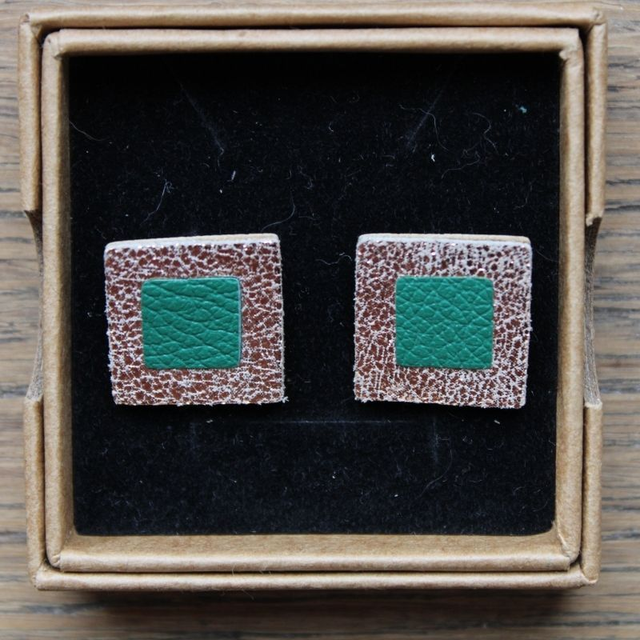 Boucles d’oreilles puces cuir carré