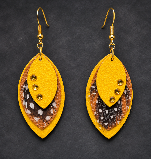Éclat d’Ambre – Boucles d’oreilles asymétriques en cuir véritable jaune et brun, plumes et strass dorés