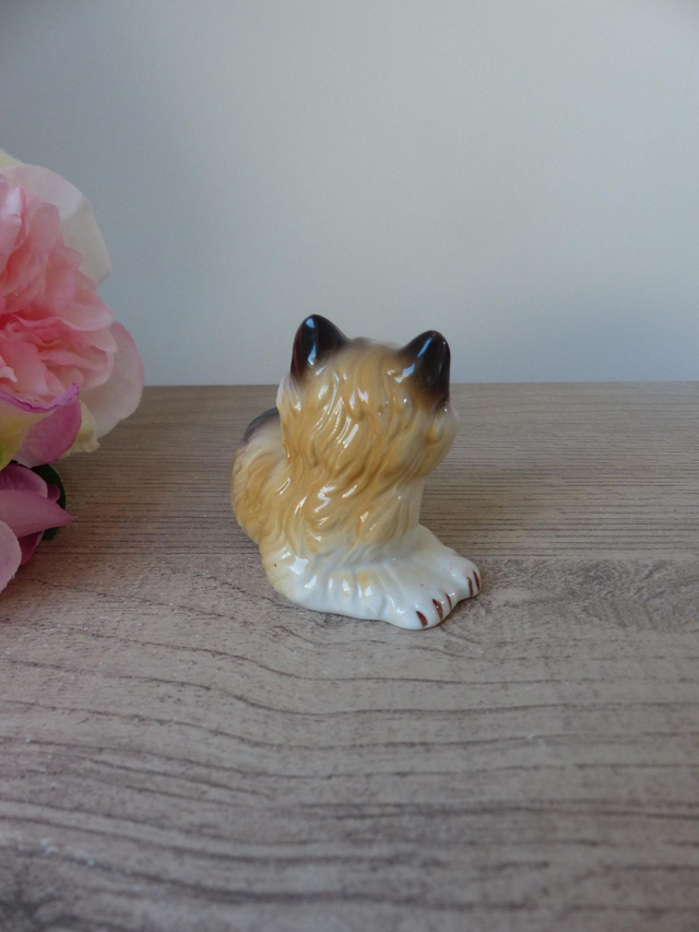 Figurine chat angora allongé en céramique vintage – petit félin marron et beige aux yeux doux – décoration rétro maison intérieur chaleureux