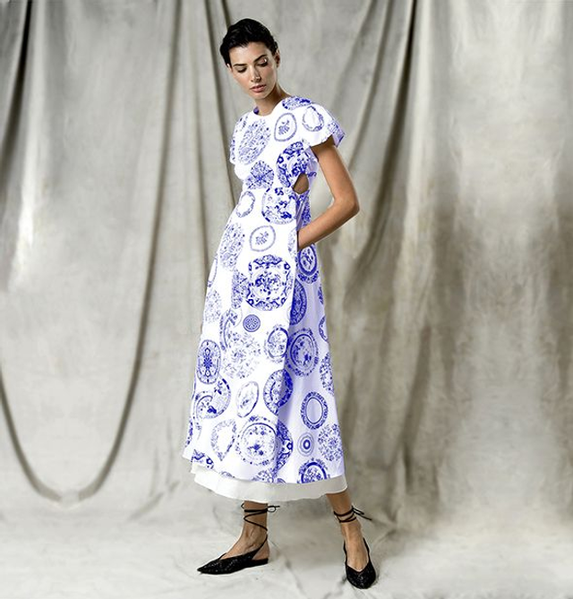 Abito con oblò laterali stampa piatti blu