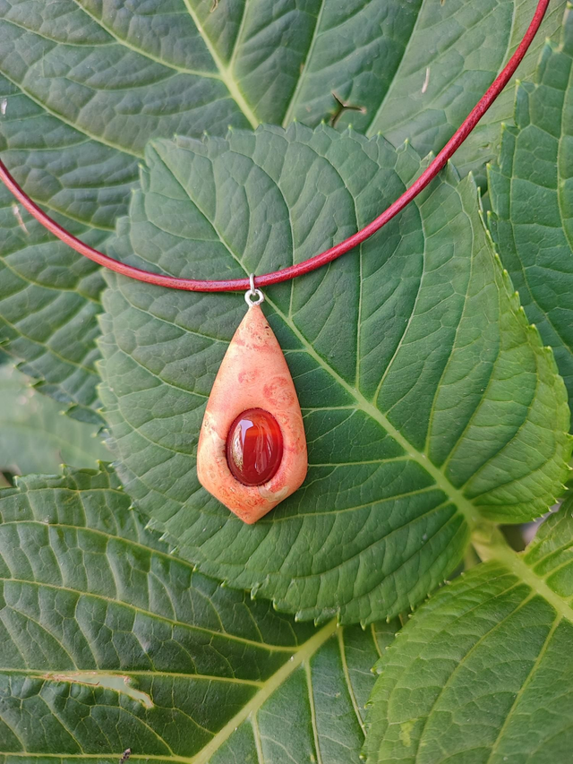 Pendentif en Bois de Loupe d'Érable stabilisé orange, Agate et Cordon de Cuir