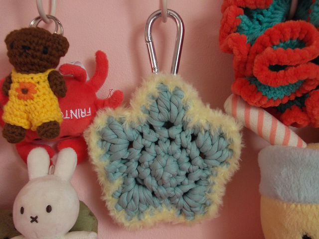 Blue and Yellow T-shirt Star Carabiner