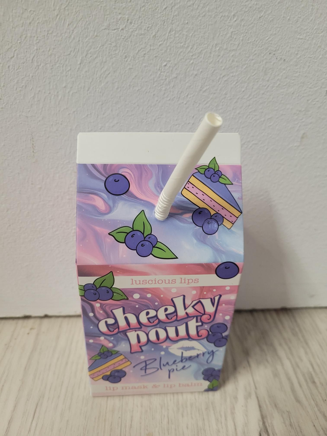 Boite paille violette masque et baume à lèvres 