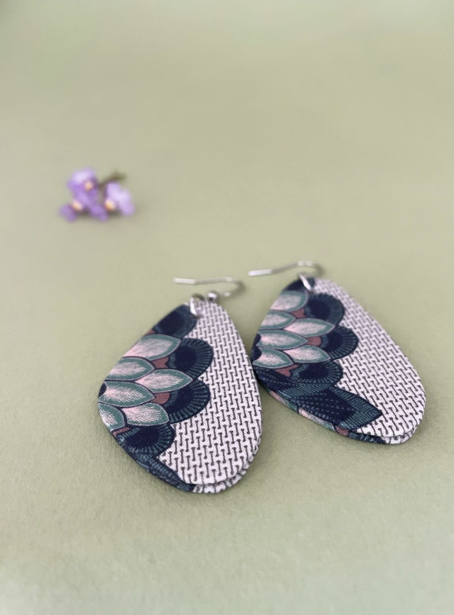 Boucles d'oreilles carton et tissu imprimé forme triangulaire, collection « lotus » - tons beige, vert et noir.