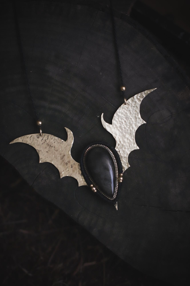 Grand pendentif chauve-souris & obsidienne dorée 