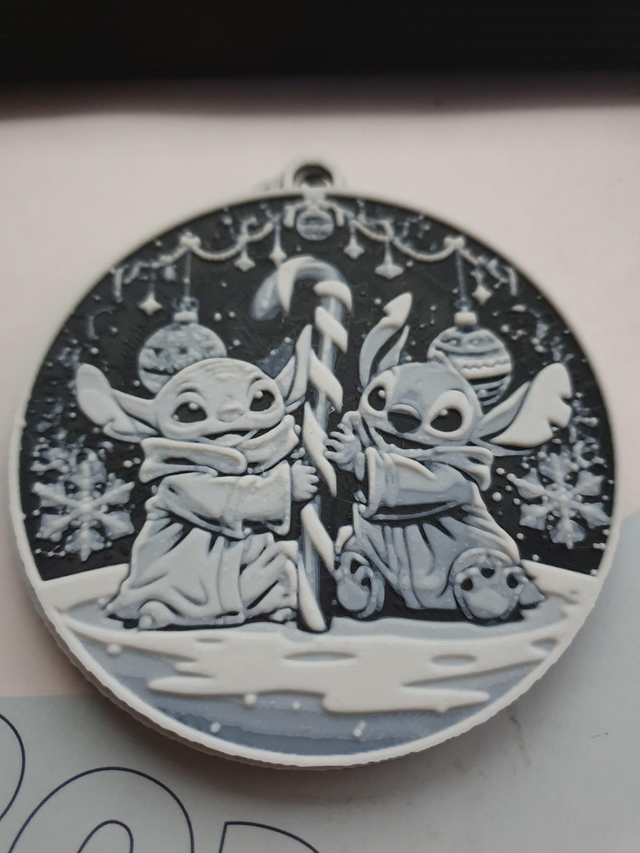 Boule de noël 46 Yoda stitch  8,5cm