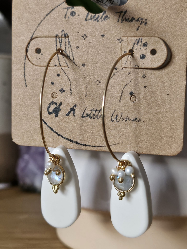 Créoles dorées, jesmonite, pierre de lune et nacres