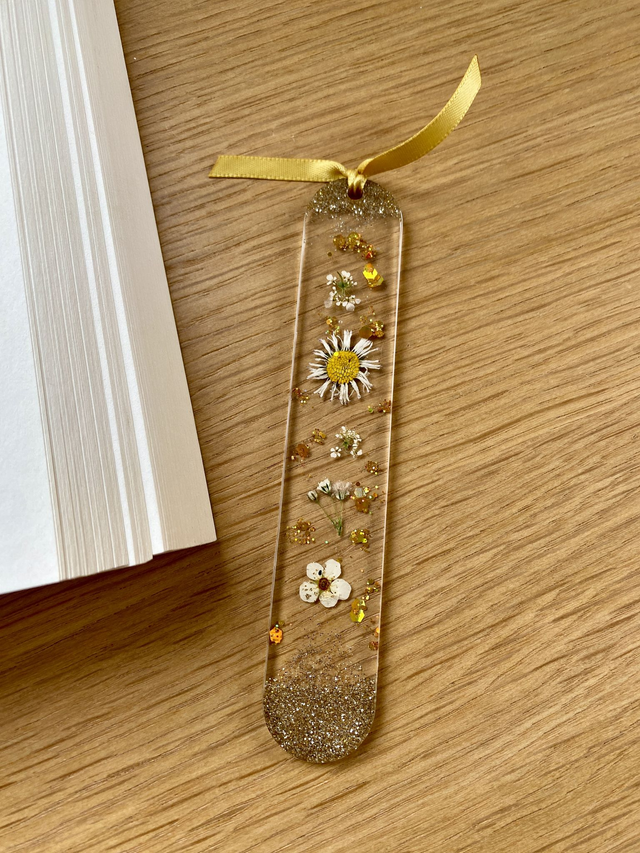 Marque page arrondi - pâquerette, spirée, gypsophile, carotte