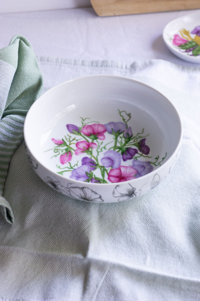 Coupelle en porcelaine fine peinte à la main – Motif pois de senteur – Vaisselle artisanale chic et multi-usages