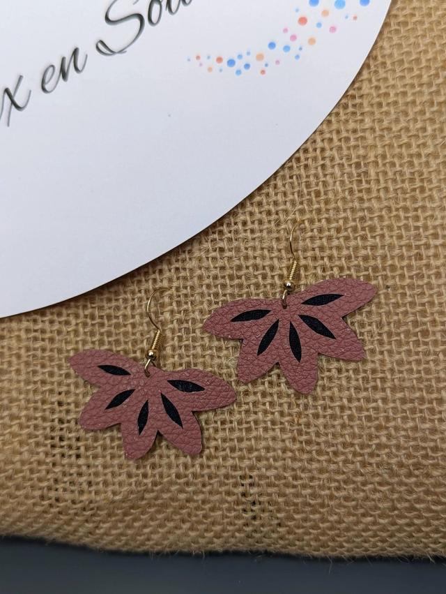 Boucles d&#039;oreilles en cuir rose et tissus enduit bleu nuit en transparence, avec des perles naturelle, le fermoir est doré. 