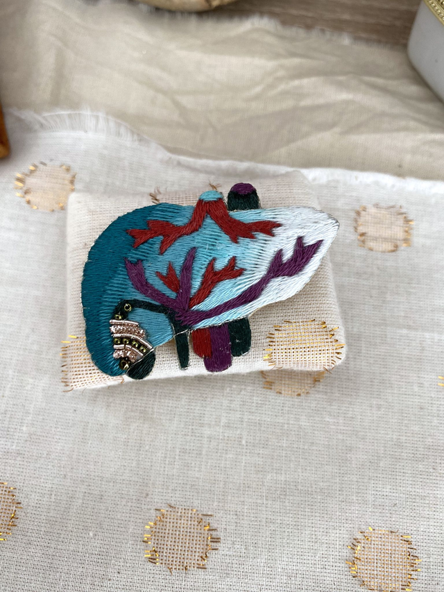 Broche brodée foie dégradé bleu