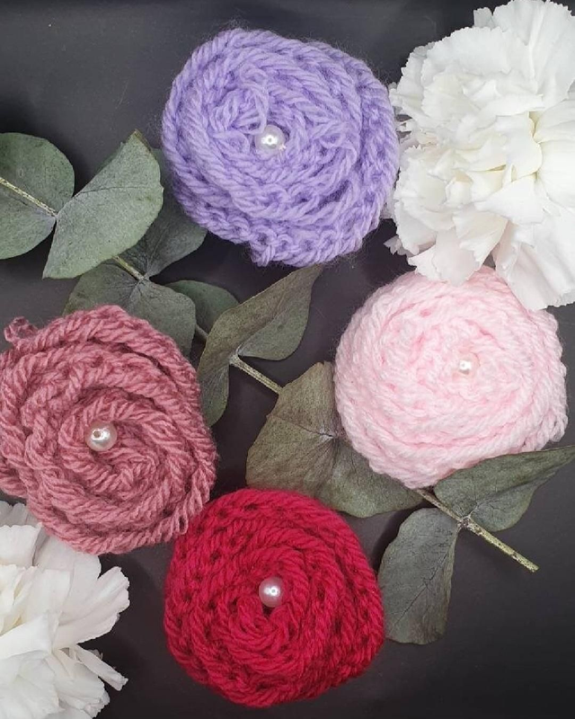 Knitted rose with pearl centrw
