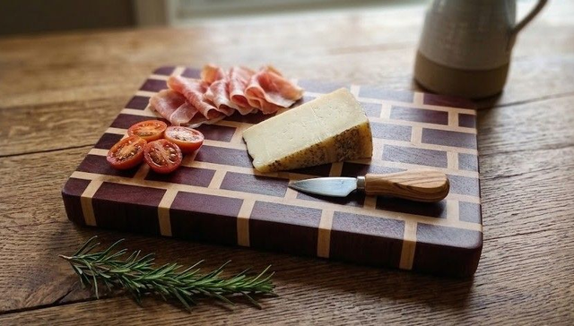 Grande planche en bois de bout (façon billot) "effet brique" sapelli et hêtre