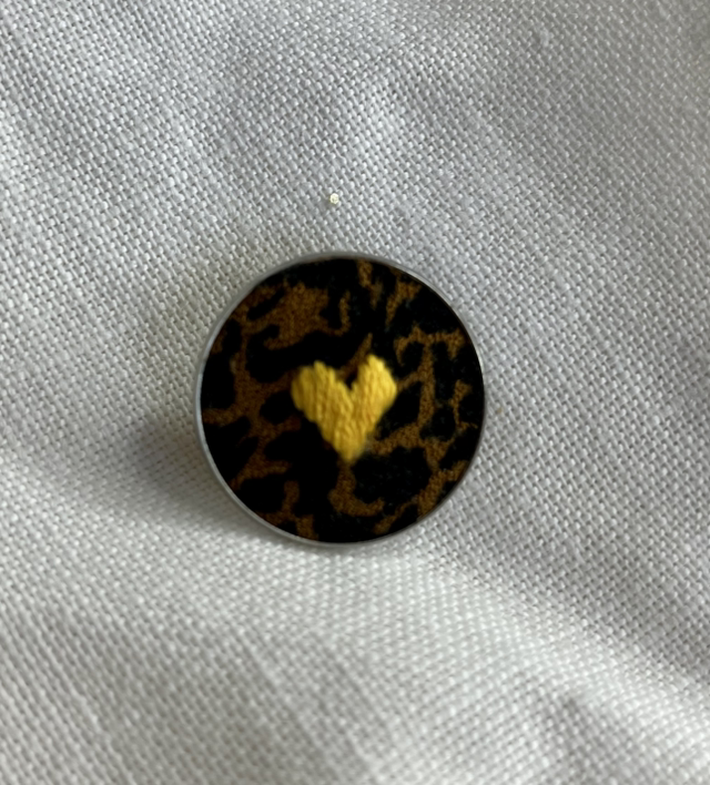 Pin’s coeur jaune (animal)