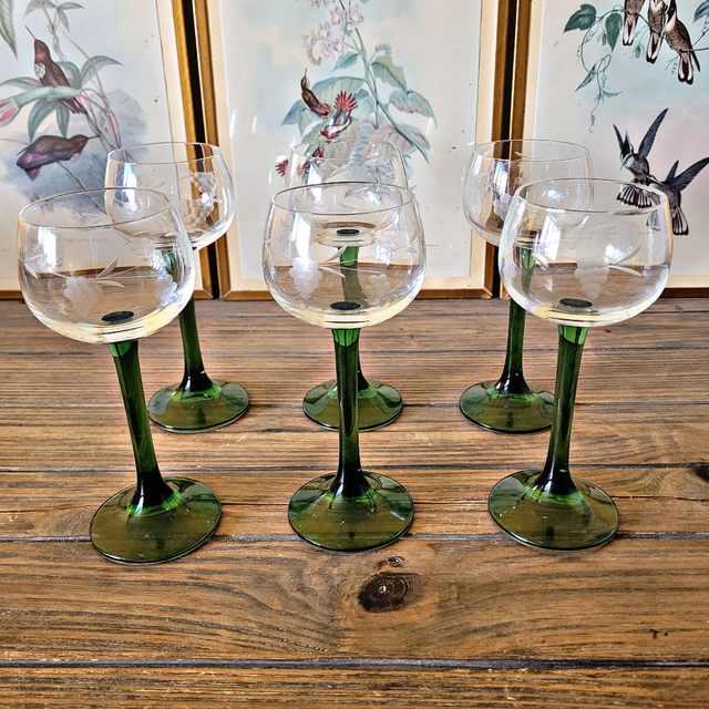 Verres vintage vin blanc d'Alsace, décor gravé (raisin), pied vert