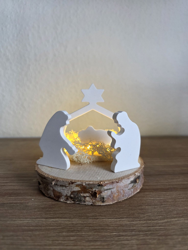 Krippe auf Baumscheibe mit Beleuchtung klein