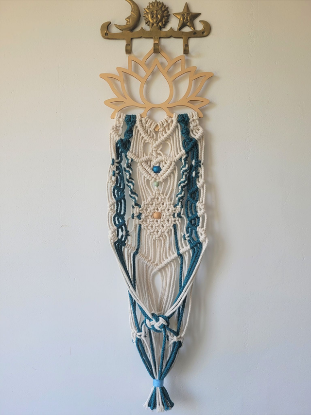 Suspension en macramé crème et turquoise sur lotus en bois ࿓