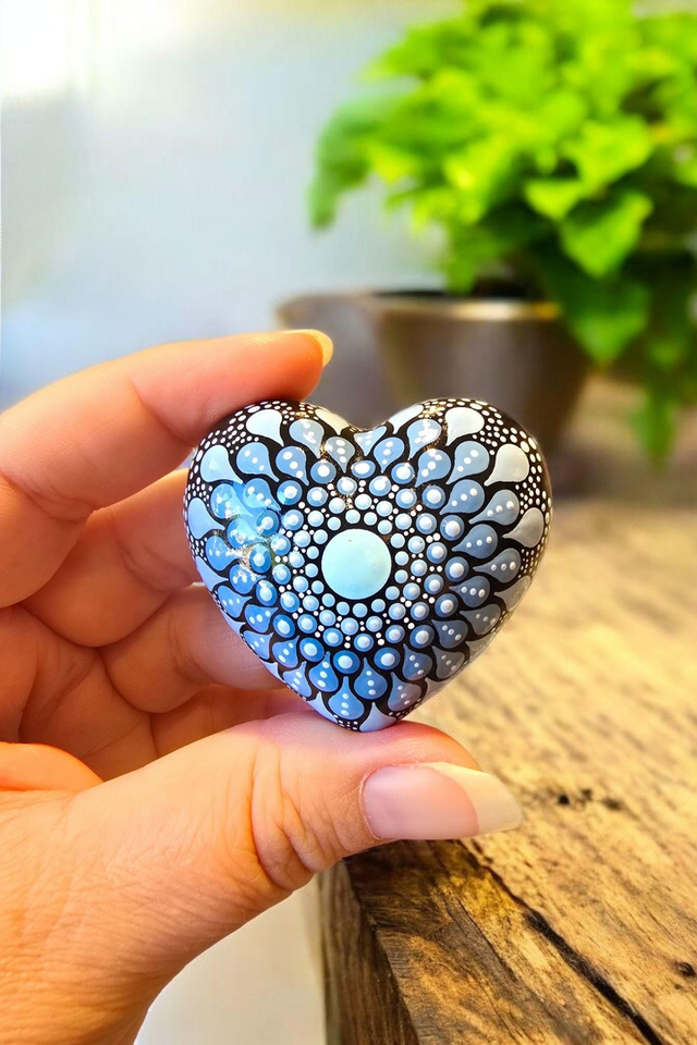 Petit coeur mandala bleu en pointillisme, pierre de méditation, décoration